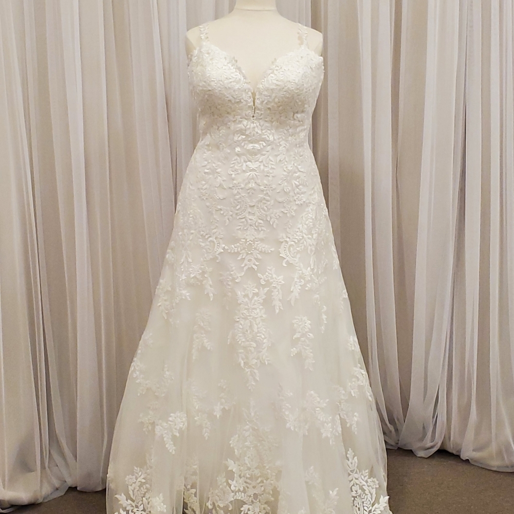 NWT! Designer wedding dress with cathedral train
